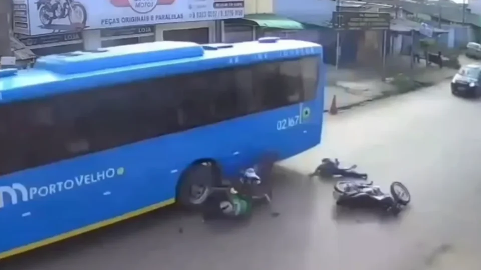 VEJA O VIDEO: Motociclistas batem e uma das motos atinge ônibus na Zona Sul