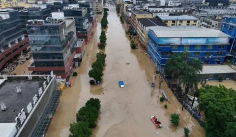 China evacua quase 600 mil pessoas devido às fortes chuvas.