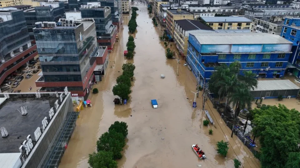 China evacua quase 600 mil pessoas devido às fortes chuvas.