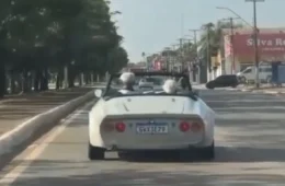 Veja vídeo – Casal de idosos é flagrado em momento de carinho a bordo de Puma clássico em Porto Velho