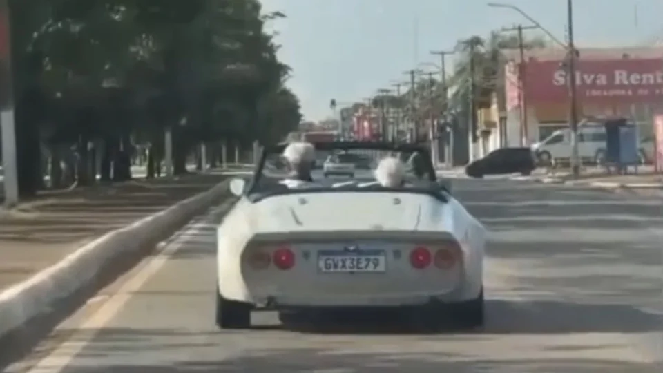 Veja vídeo – Casal de idosos é flagrado em momento de carinho a bordo de Puma clássico em Porto Velho