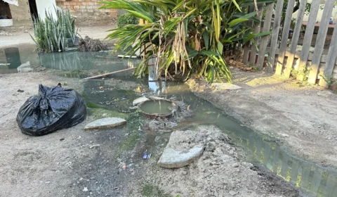 Moradores denunciam esgoto entupido e mau cheiro há 10 dias no bairro Liberdade, em Boa Vista