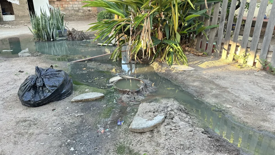 Moradores denunciam esgoto entupido e mau cheiro há 10 dias no bairro Liberdade, em Boa Vista