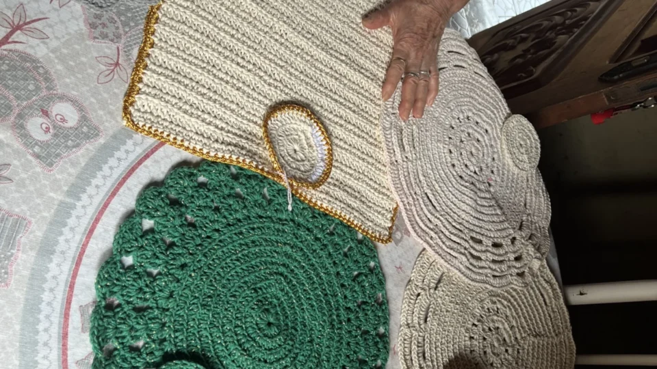 Aos 87 anos, “Vovó do Crochê” conquista milhões de pessoas nas redes sociais