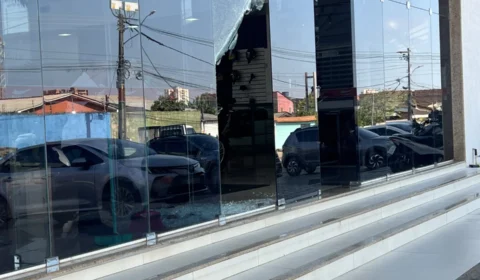 Quadrilha com nove suspeitos invade loja de motos durante a madrugada em Porto Velho