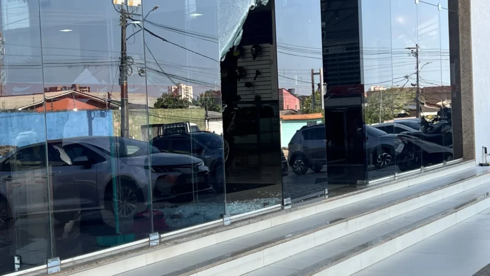 Quadrilha com nove suspeitos invade loja de motos durante a madrugada em Porto Velho