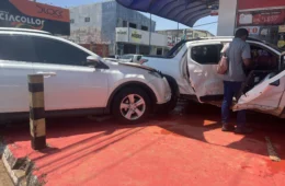 Colisão entre dois veículos destrói parte de mercadinho em Porto Velho