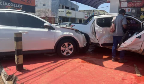 Colisão entre dois veículos destrói parte de mercadinho em Porto Velho