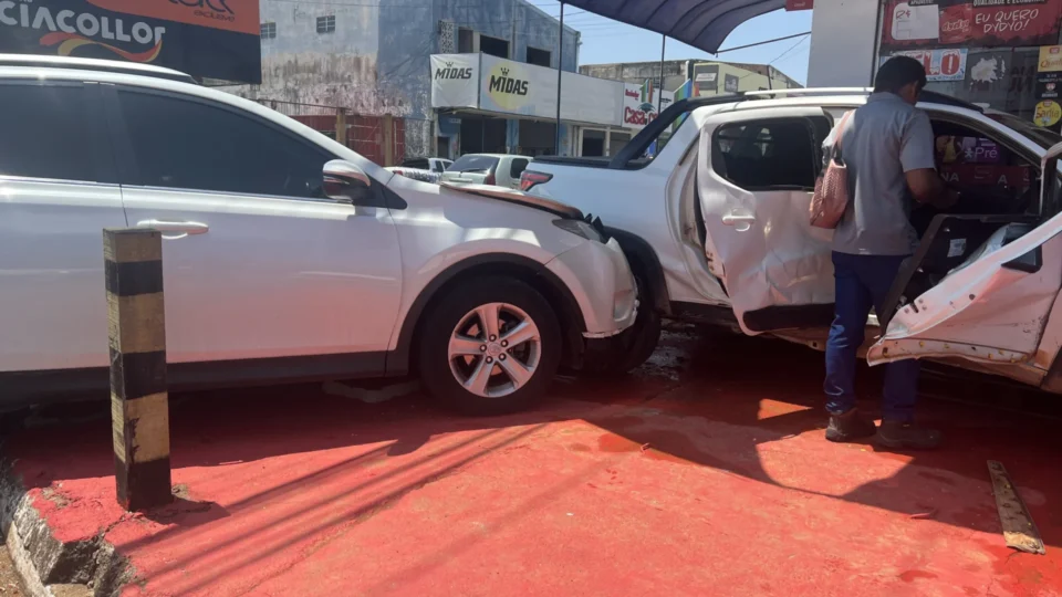 Colisão entre dois veículos destrói parte de mercadinho em Porto Velho