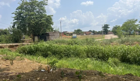 Vala a céu aberto e área abandonada geram reclamações de moradores há 30 anos em Porto Velho