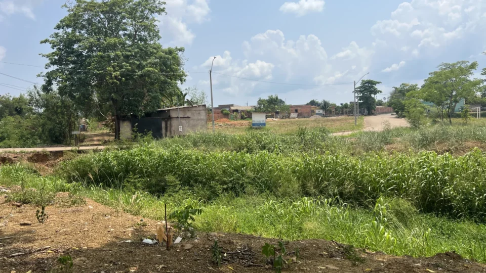 Vala a céu aberto e área abandonada geram reclamações de moradores há 30 anos em Porto Velho