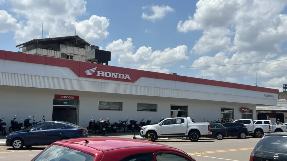 Adolescentes são apreendidos após tentarem furtar motos de loja