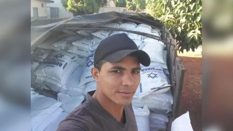 Jovem morre após motocicleta bater contra poste em Araguaçu