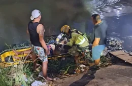 VEJA VÍDEO: Idosa é resgatada após cair em igarapé durante madrugada em Manaus