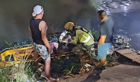 VEJA VÍDEO: Idosa é resgatada após cair em igarapé durante madrugada em Manaus