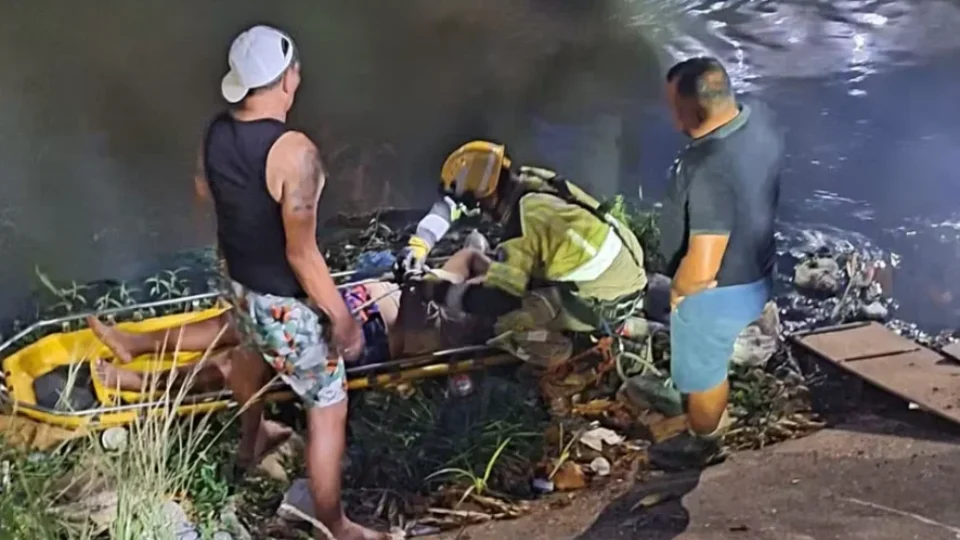 VEJA VÍDEO: Idosa é resgatada após cair em igarapé durante madrugada em Manaus