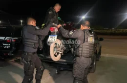 Moto furtada há um ano é localizada pela PM com mulheres que dizem ter comprado o veículo pela internet
