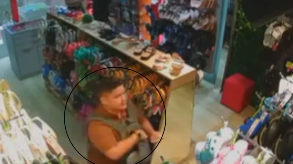VEJA VÍDEO: homem é flagrado por câmeras furtando calçados em loja de shopping de Manaus