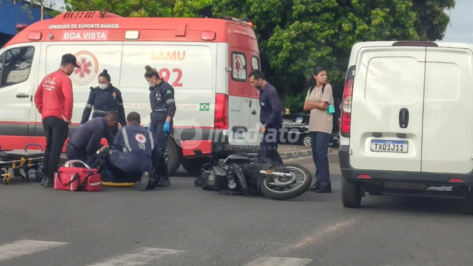 VEJA: acidente entre Fiorino e motocicleta deixa uma pessoa ferida no Centro de Boa Vista