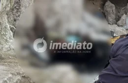 VEJA VÍDEO: Corpo de homem é encontrado carbonizado em terreno baldio na avenida Torquato Tapajós