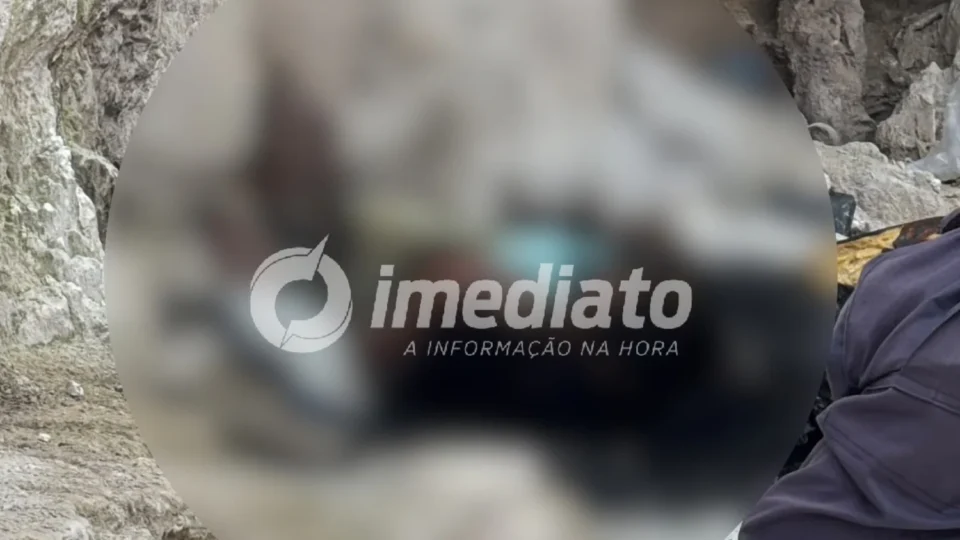 VEJA VÍDEO: Corpo de homem é encontrado carbonizado em terreno baldio na avenida Torquato Tapajós