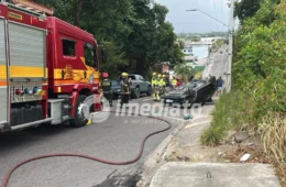 Motorista fica ferido e carro capota após colisão entre dois veículos na Avenida Professor Nilton Lins