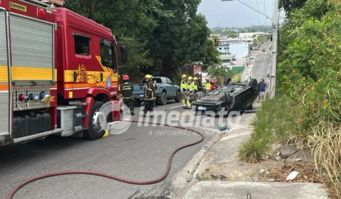 Motorista fica ferido e carro capota após colisão entre dois veículos na Avenida Professor Nilton Lins