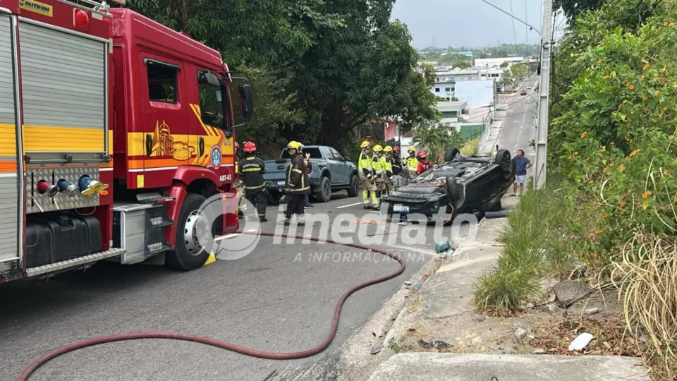 Motorista fica ferido e carro capota após colisão entre dois veículos na Avenida Professor Nilton Lins