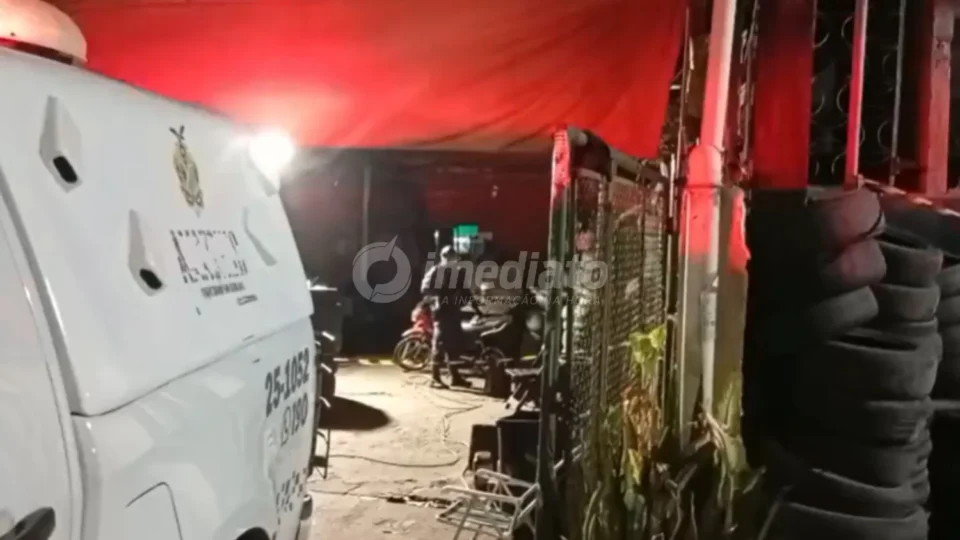 URGENTE: Mulher é encontrada morta com marcas de estrangulamento dentro de borracharia na Compensa