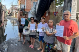 “São cinco anos de descaso”: moradores convivem com bueiro entupido, mau cheiro e casas destruídas no São Geraldo