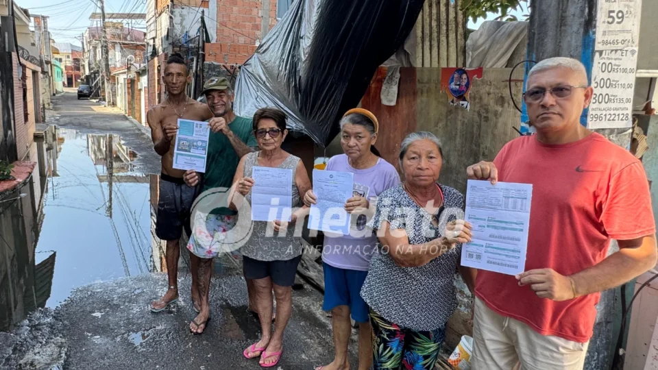 “São cinco anos de descaso”: moradores convivem com bueiro entupido, mau cheiro e casas destruídas no São Geraldo