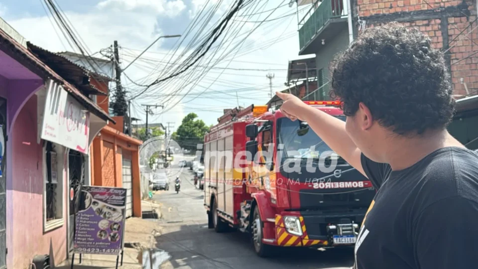FOGO E APAGÃO: dois postes pegam fogo após superaquecimento e deixam moradores sem energia no Japiim
