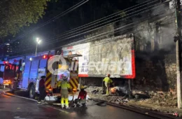 Incêndio atinge terreno baldio, destrói outdoors e interdita trecho da avenida Humberto Calderaro