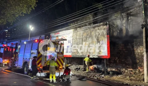 Incêndio atinge terreno baldio, destrói outdoors e interdita trecho da avenida Humberto Calderaro
