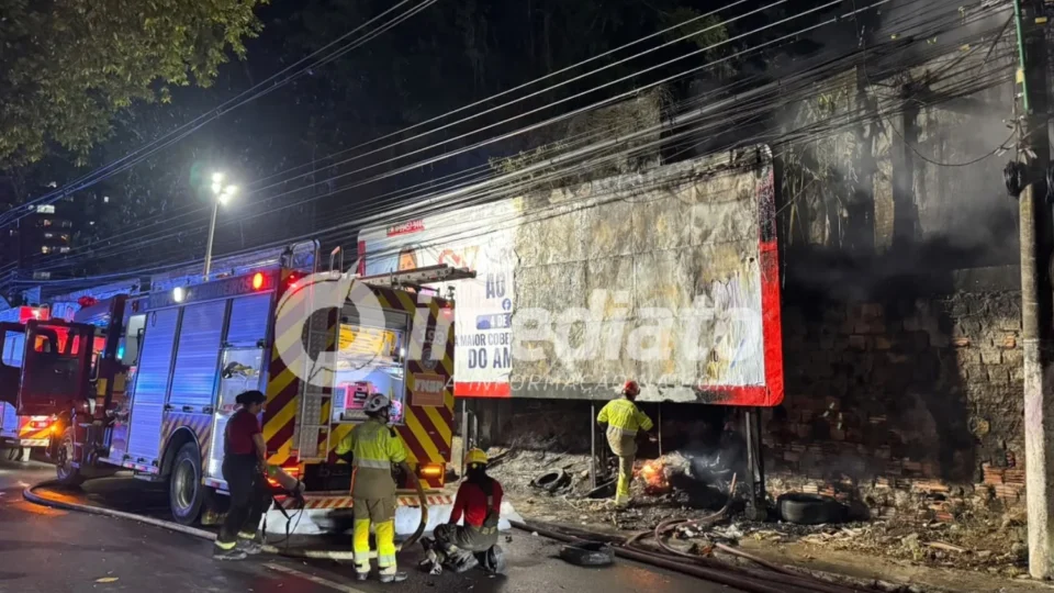 Incêndio atinge terreno baldio, destrói outdoors e interdita trecho da avenida Humberto Calderaro