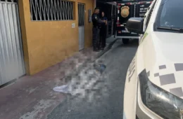 EMBOSCADA: Homem é derrubado de motocicleta e morto a tiros no Cidade de Deus