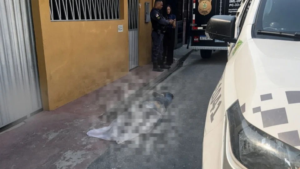 EMBOSCADA: Homem é derrubado de motocicleta e morto a tiros no Cidade de Deus