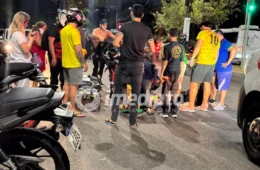 Freada brusca provoca colisão entre três motocicletas e deixa duas pessoas feridas em Manaus
