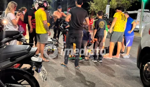 Freada brusca provoca colisão entre três motocicletas e deixa duas pessoas feridas em Manaus