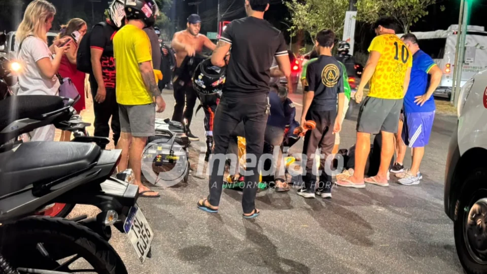 Freada brusca provoca colisão entre três motocicletas e deixa duas pessoas feridas em Manaus