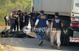 VÍDEO FORTE: Motociclista morre após ter a cabeça esmagada ao tentar ultrapassar carreta no Distrito Industrial 2