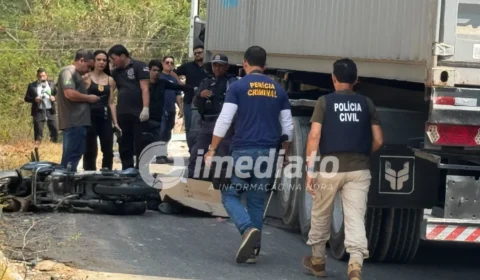 VÍDEO FORTE: Motociclista morre após ter a cabeça esmagada ao tentar ultrapassar carreta no Distrito Industrial 2