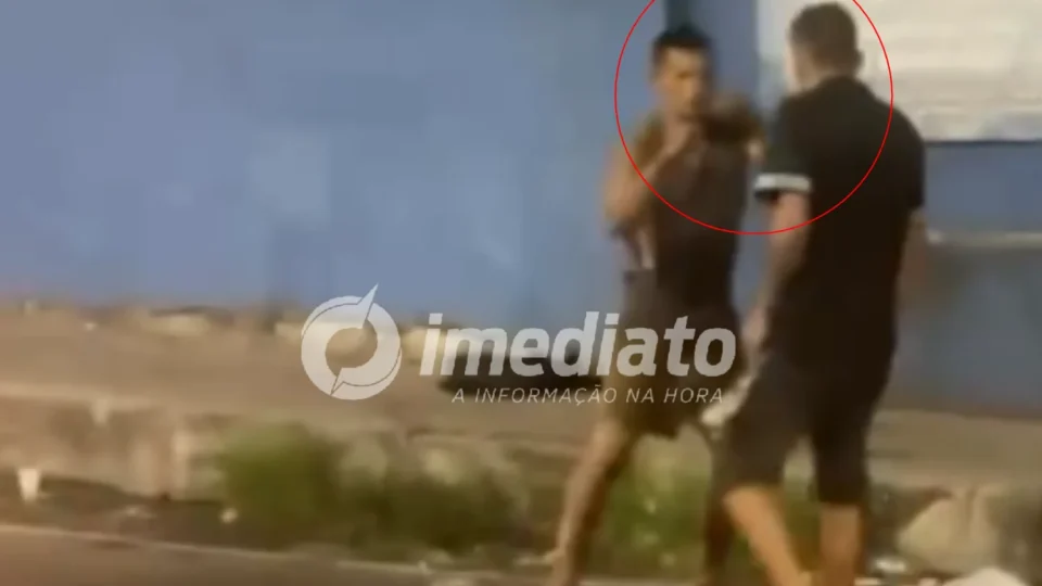 VEJA VÍDEO: “UFC” no meio da rua reúne público durante briga entre homens em Manaus