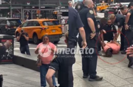 VEJA VÍDEO: Mulher é morta pela polícia após matar uma pessoa e esfaquear outras duas na Times Square, em Nova York