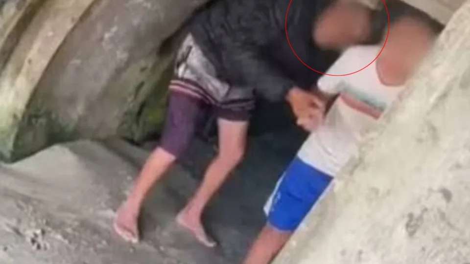 VEJA VÍDEO: ‘Amigo da família’ é preso após ser filmado abusando de menino em deck de praia