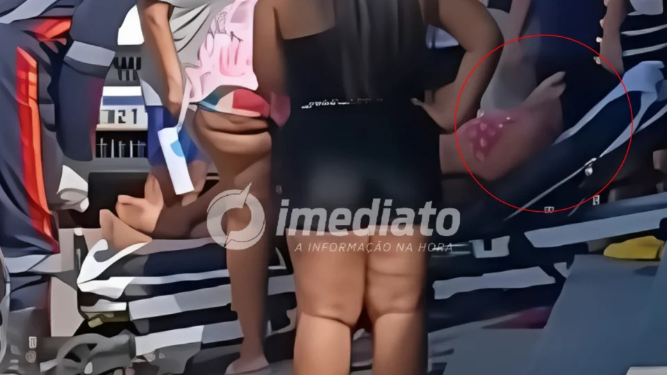 Mulher entra em trabalho de parto e dá à luz bebê prematuro em calçada de Manaus