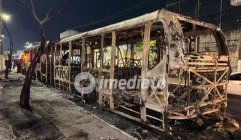 VEJA FOTOS: Veja como ficou o ônibus que pegou fogo durante horário de pico em Manaus