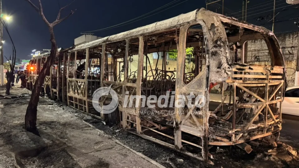 VEJA FOTOS: Veja como ficou o ônibus que pegou fogo durante horário de pico em Manaus