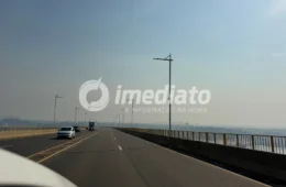 Área de mata vira cenário de destruição após incêndio avançar às margens da Manoel Urbano