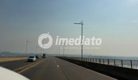 Área de mata vira cenário de destruição após incêndio avançar às margens da Manoel Urbano
